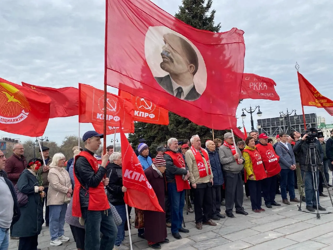 Парламент вносит поправки в закон об избирательных правах: комиссии обязуют регистрировать списки при наличии судебного решения, но новые нормы начнут действовать только со следующей кампании и только на региональном и муниципальном уровнях — это может лишить некоторых партий участия уже в ближайших выборах.