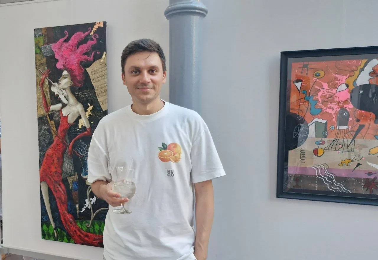 Клинический психолог, внесённый в перечень «иноагентов» в июне 2025 года, требует через суд удалить свои персональные данные и фотографию из онлайн‑выставки Минюста и опубликовать опровержение.