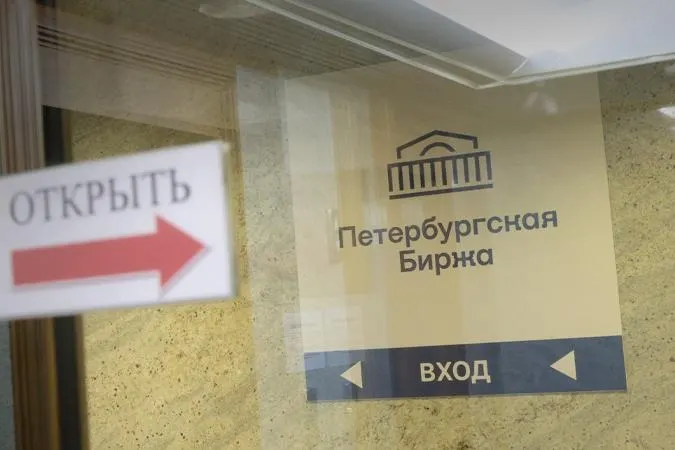 С 21 июля на Петербургской бирже вводят запрет на закупки бензина с целью последующей перепродажи другому посреднику: покупать разрешат лишь для собственных нужд или для поставки заранее указанному конечному получателю. Нарушителям грозит временный или полный запрет доступа к площадке.