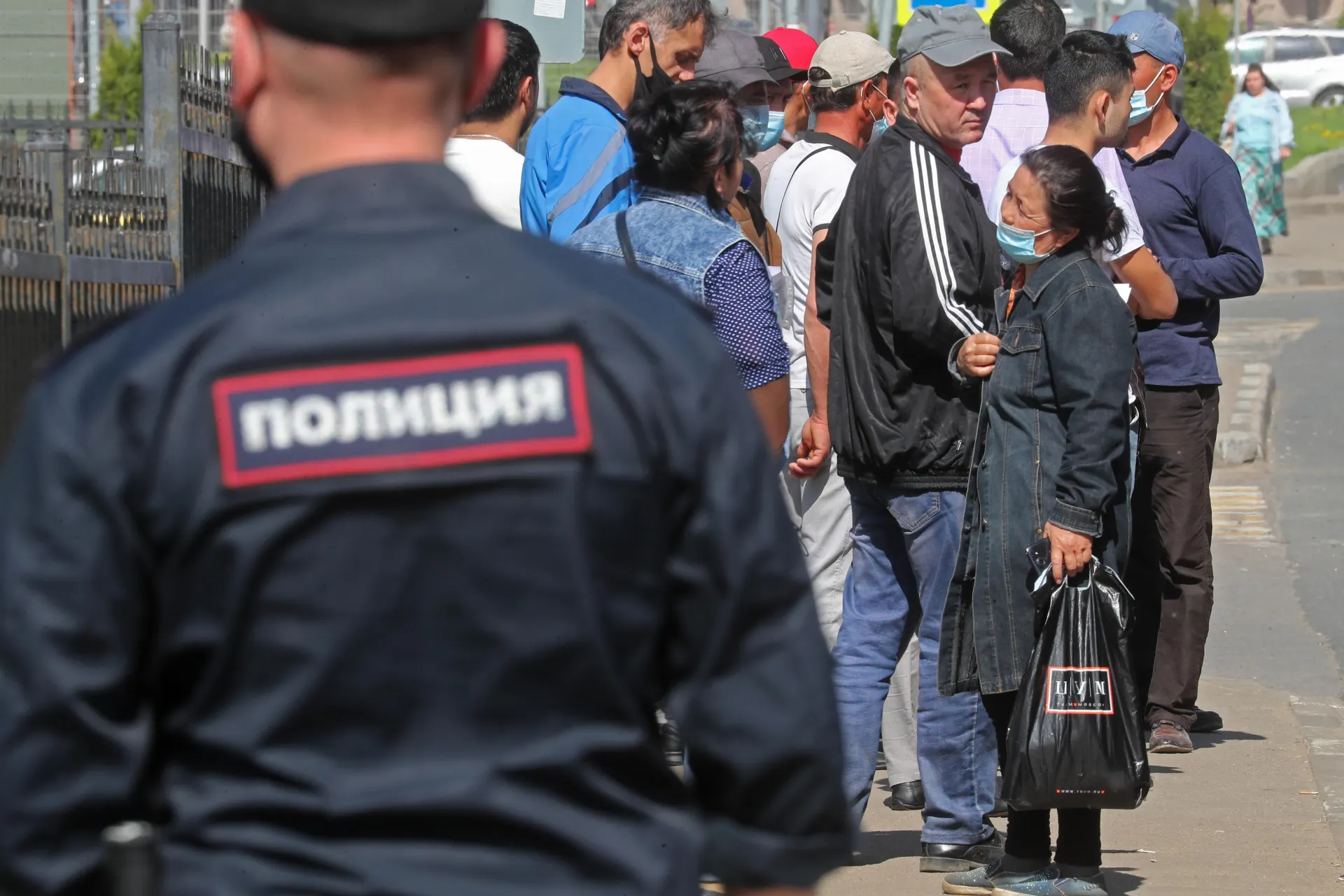 Во второе чтение в Госдуме внесены поправки, которые расширяют перечень правонарушений с безальтернативным выдворением иностранцев, включая дискриминацию и неповиновение пограничникам.