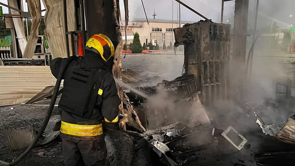 В ночь на 1 июля беспилотники поразили автозаправки в Днепропетровской области: повреждены пять АЗС, есть погибшая и раненые. Атаки совпали с резким падением выпуска бензина в России, ростом цен и ограничениями на продажу топлива.