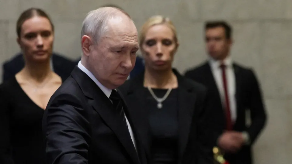 Источники, близкие к Кремлю, утверждают, что президент настаивает на полном контроле над Донбассом и вряд ли пойдет на территориальные компромиссы; на фоне ударов дронов, экономических проблем и слухов о массовой мобилизации риск обострения остаётся высоким.