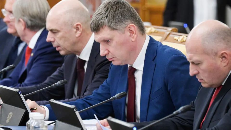 Минэкономразвития: ВВП вырос на 0,2% в январе–мае; промышленность и инвестиции находятся в стагнации, за пределами Москвы наблюдается рецессия, а падение цен на нефть и проблемы нефтепереработки усиливают риски для бюджета и инфляции.