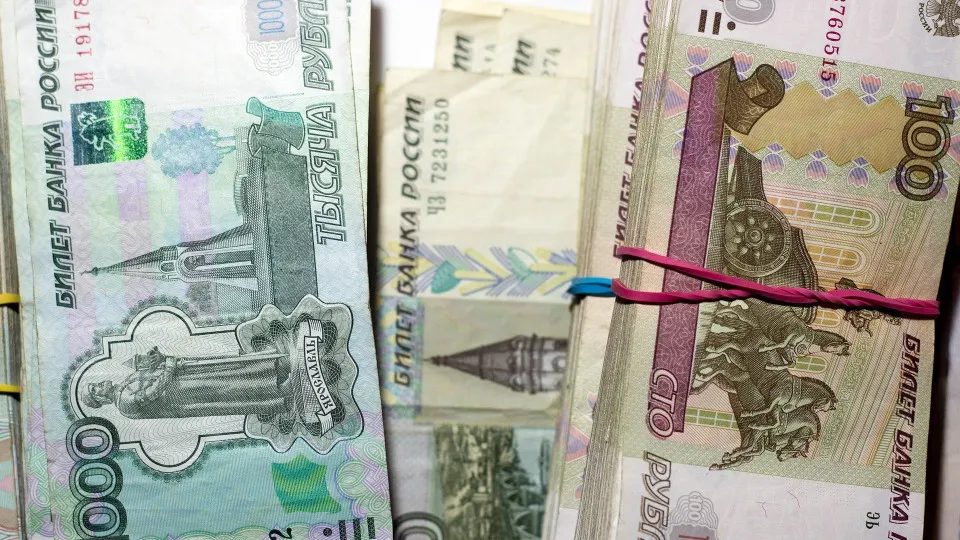С 1 по 16 июля наличные в обращении в России выросли на 513 млрд рублей. Банки теряют наличность со скоростью примерно 250 млрд в неделю, что усиливает нагрузку на их ликвидность и повышает спрос на операции репо у Центробанка.