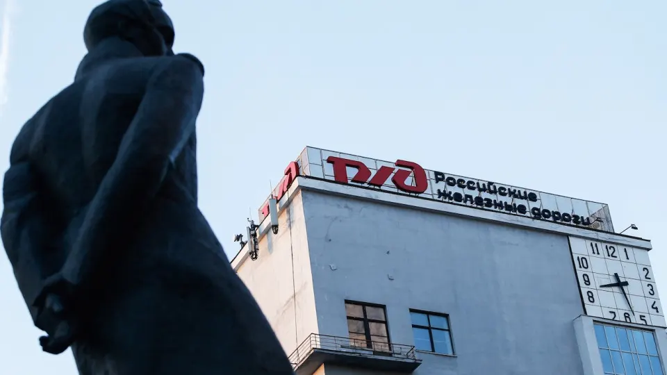Тарифы РЖД поднимут досрочно: рост ставок грузовых перевозок составит 8,5%, тарифов на дальние пассажирские маршруты — 9,2%. Решение принято для поддержки транспортной монополии, накопившей почти 4 трлн рублей долга; компания уже сокращает инвестиции и штаты.