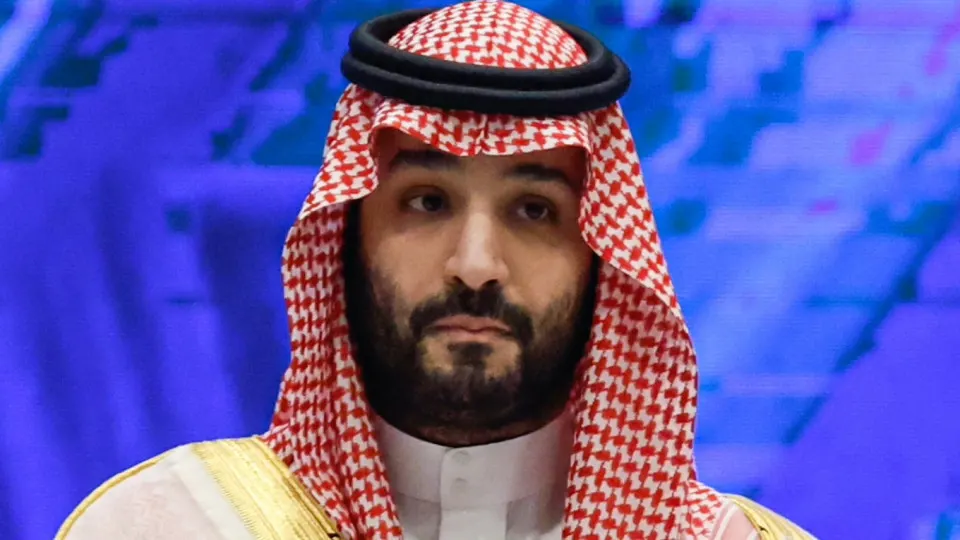 Резкое удешевление саудовской Arab Light и возобновление поставок через Ормузский пролив привели к обвалу мировых котировок: Brent значительно упала, а российский сорт Urals рухнул до примерно $40 за баррель, что усиливает фискальное давление на бюджет.