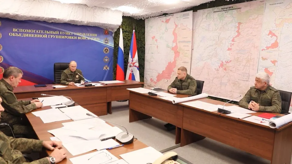 На совещании с военными президент поручил изучить участие союзников Украины в боевых действиях для возможных «ответственных решений» и дал указание продолжать массированные удары по объектам, обеспечивающим функционирование украинской военной промышленности.