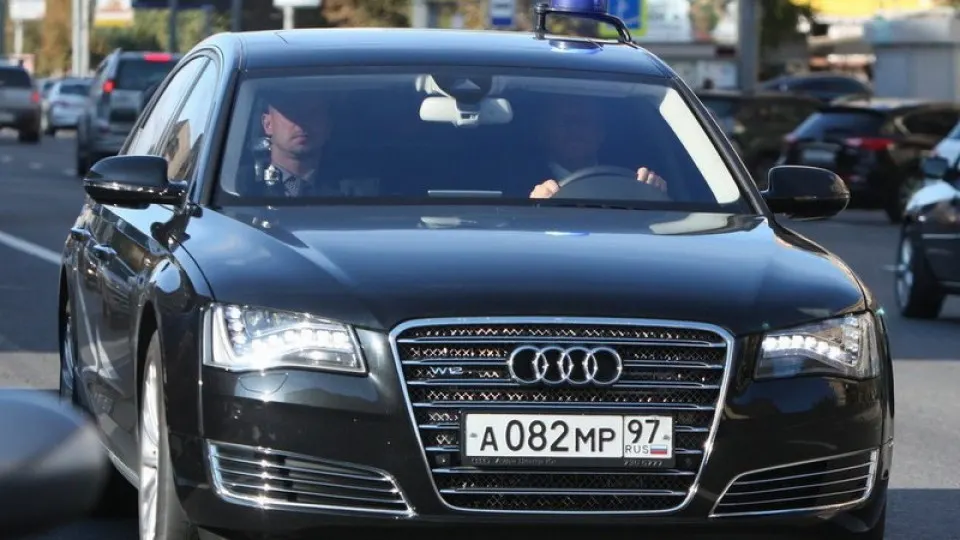 Из‑за дефицита топлива в нескольких регионах автозаправки стали первоочередно заправлять госслужбы, экстренные службы и владельцев спецкарт; водители часами стоят в очередях. Эксперты связывают дефицит с ударами по нефтеперерабатывающим мощностям и резким падением переработки.