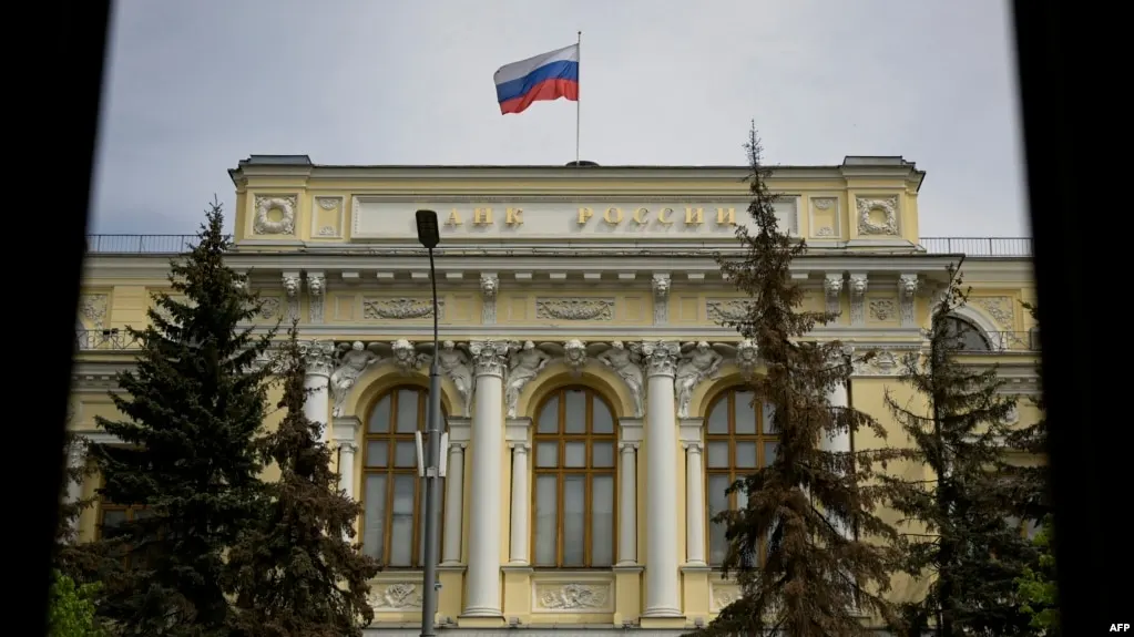 Банк России включил Bitcoin, Ethereum и Tether USDT в перечень активов, доступных на биржах. Неквалифицированным инвесторам разрешено приобретать криптовалюты у брокеров, криптообменников и управляющих до лимита в 300 тысяч рублей в год; квалифицированные инвесторы смогут покупать любые криптовалюты без ограничений. Закон 'О цифровых валютах и цифровых правах' вступит в силу с 1 сентября 2026 года; предложения к документу принимаются до 24 августа.