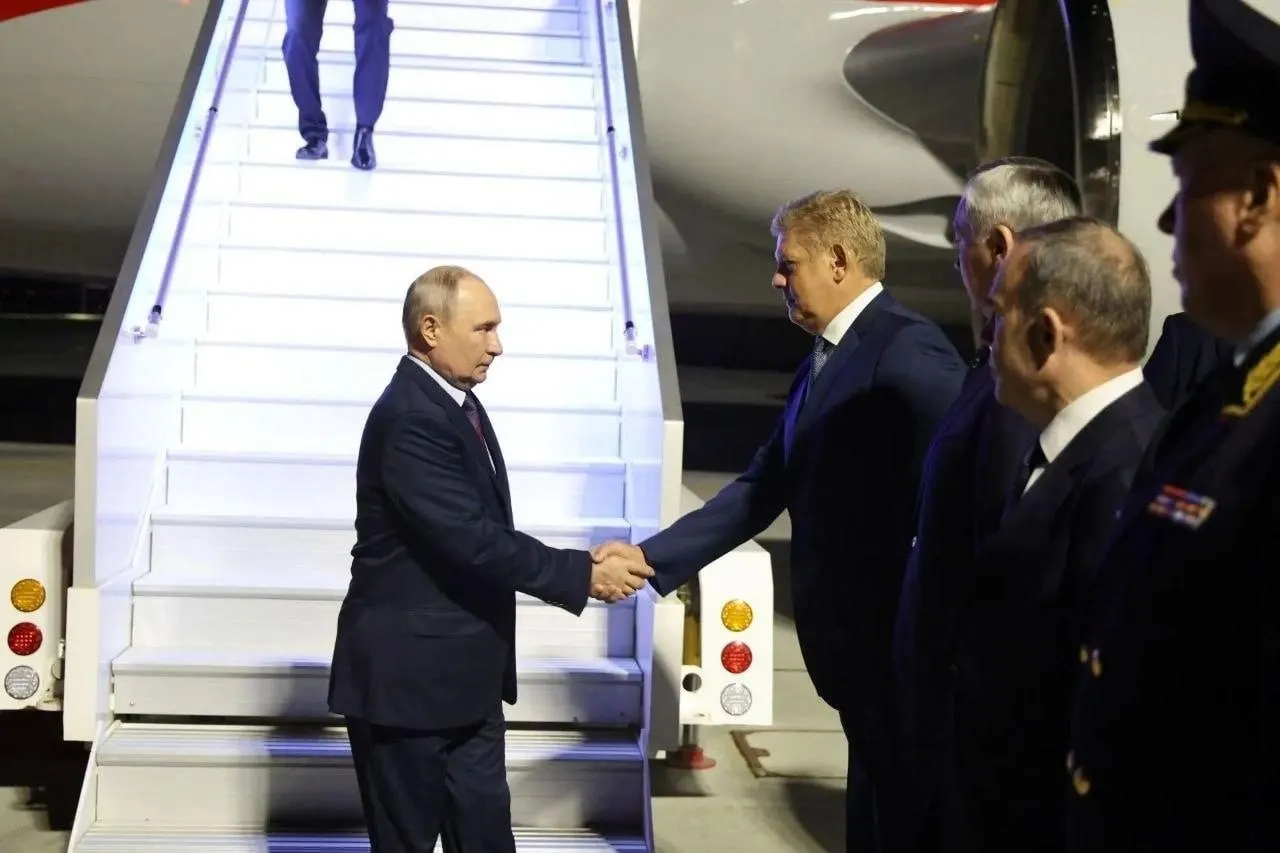 Президент России Владимир Путин посетил Новосибирск для участия в церемонии открытия научной установки «Сибирский кольцевой источник фотонов».
