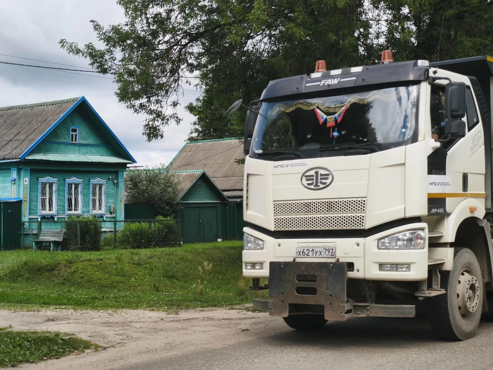Жители деревень на маршруте будущей скоростной магистрали сталкиваются с изъятием жилья и новым соседством с многотонной техникой — грузовиками и поездами, которые идут по соседству с их домами.