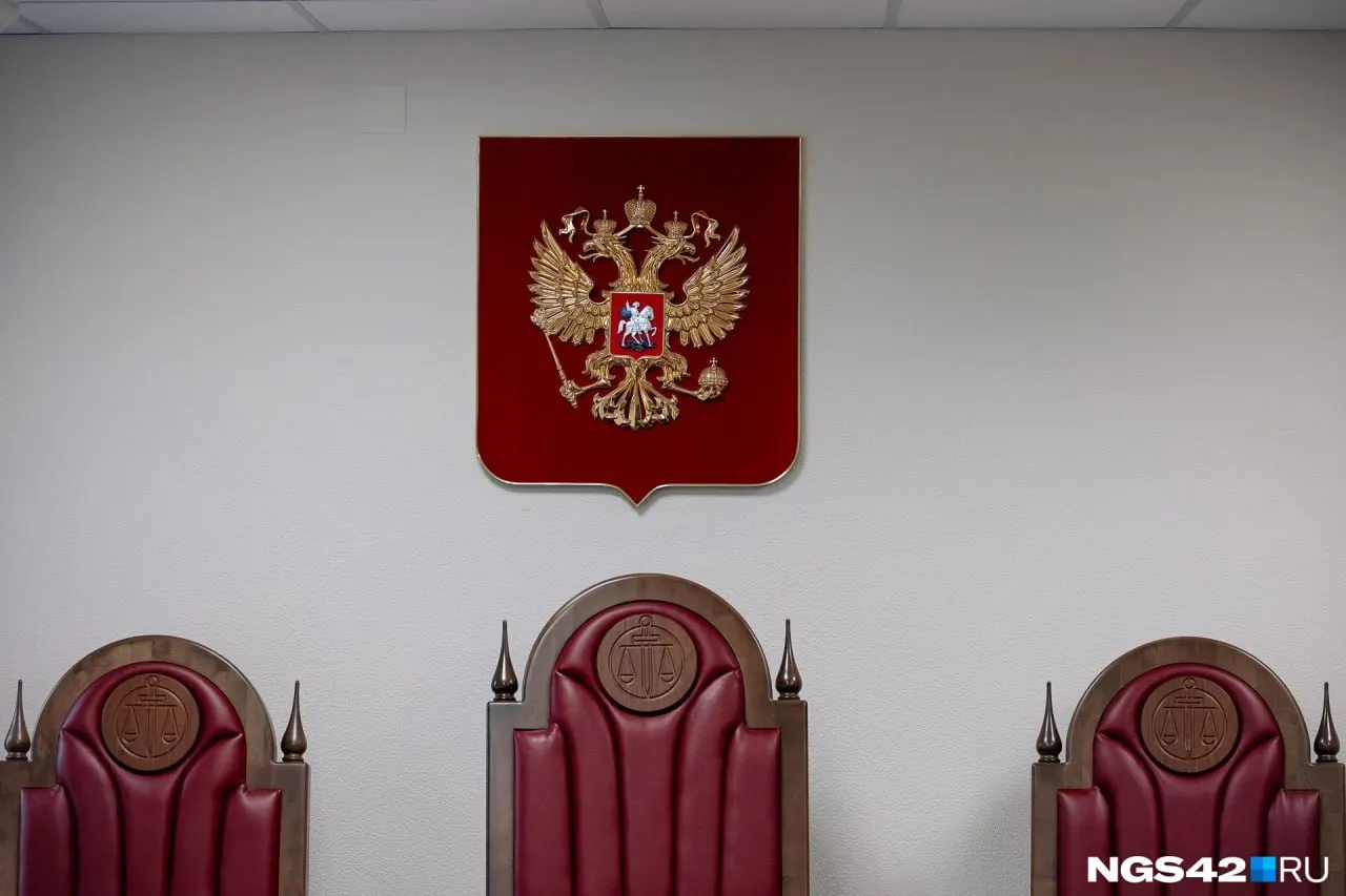 По данным региональных правоохранительных органов, погибший был причастен к тяжкому преступлению против несовершеннолетнего: похищение и изнасилование 13-летнего мальчика. Суд вынес наказание двум жителям Юрги, ещё один фигурант погиб на фронте.