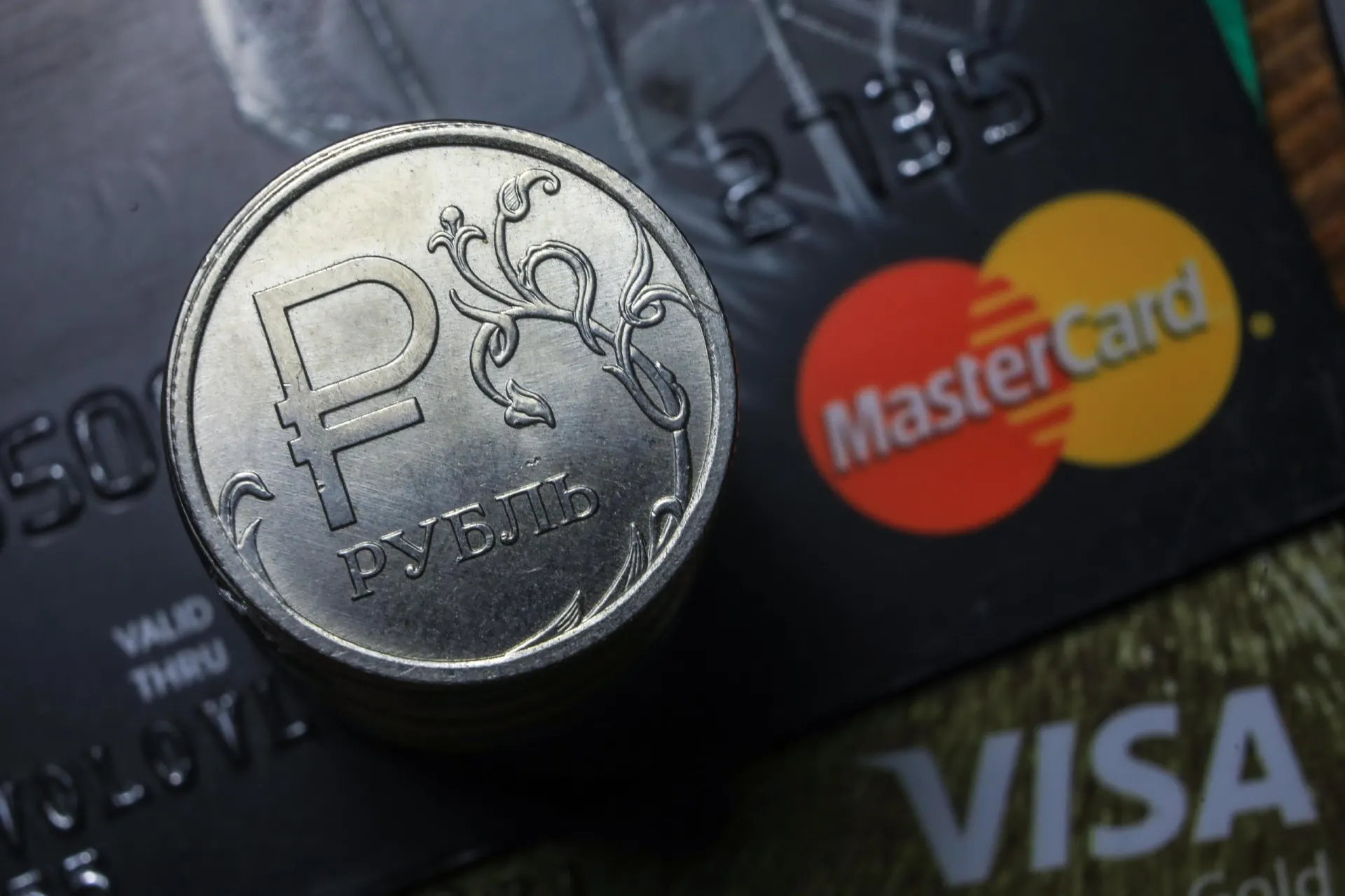 Пользователи фиксируют сбои при оплате картами Visa и Mastercard и через систему быстрых платежей СБП. Подробности — в источнике ниже.
