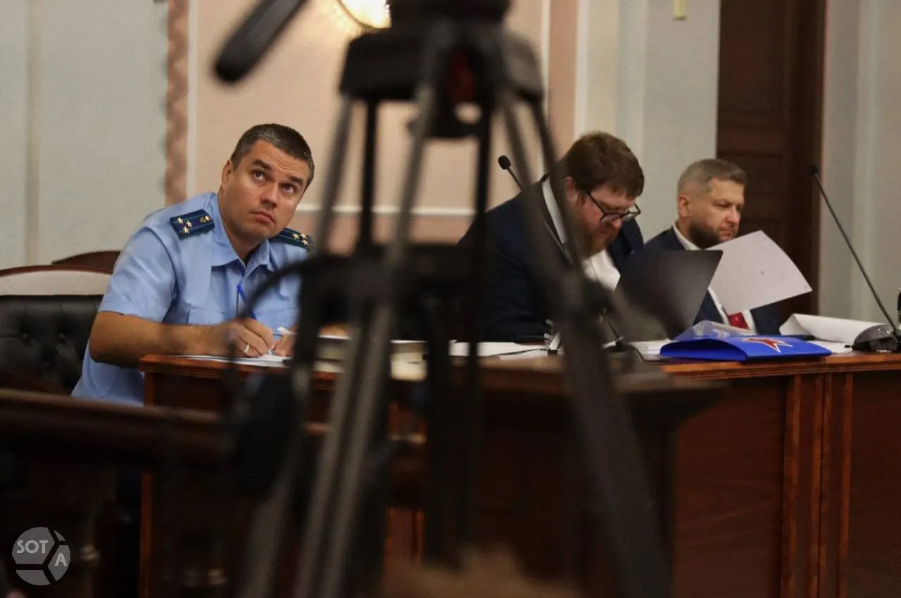 В пятницу Верховный суд рассмотрел иск представителей объединения «Родина» об отстранении конкурентов от выборов в Госдуму. В перечне претензий — призывы к экстремизму, иностранное финансирование и нарушение авторских прав. Суд длился более восьми часов; обвинения поддержали ЦИК, Росфинмониторинг и Генпрокуратура. Юрист «Яблока» опровергал предъявленные аргументы, а лидер партии обратился к сторонникам с призывом к миру.