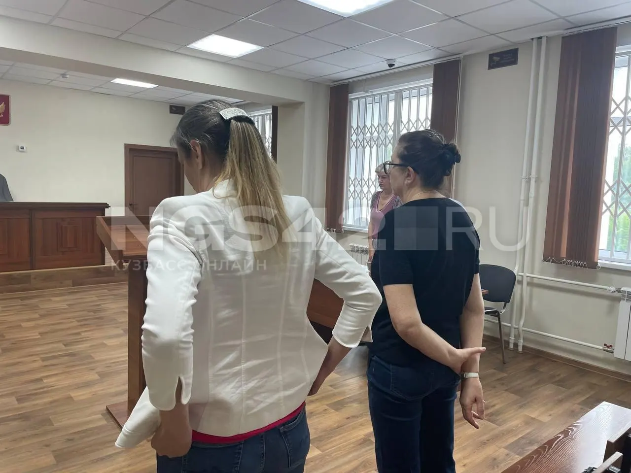 В Заводском районном суде Кемерова вынесли приговор экс-главе округа и её гражданскому мужу — госслужащему — по делу, связанному с преступлениями в рамках их служебной деятельности. Дело рассматривалось 16 заседаний, порой продолжавшихся менее получаса; десятки семей лишились квартир из‑за их действий.