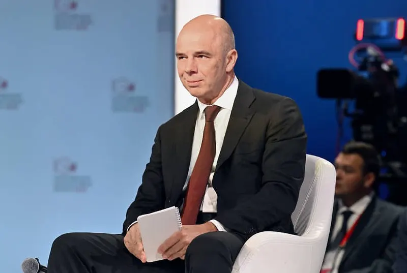 Глава Минфина уверяет, что бюджет полностью обеспечен ресурсами и обязанности будут выполнены. По данным ведомства, дефицит с начала 2026 года составил около 6,46 трлн рублей, примерно 2,8% от ВВП.