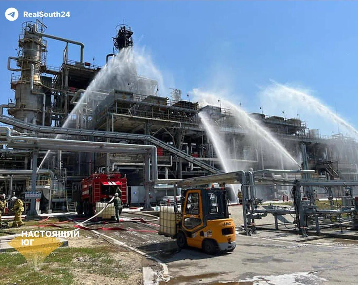Август стал тяжелым месяцем для российской нефтепереработки: зафиксировано 21 нападение на НПЗ, шесть крупных заводов были вынуждены остановить работу. Переработка упала до 3,8 млн баррелей в сутки; внутреннее производство бензина сократилось примерно на 20%, что приводит к перебоям в поставках и росту цен. Власти ввели экспортный запрет и меры по регулированию рынка, разрешив продажу топлива Евро-2 и Евро-3.