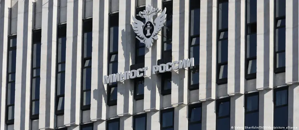 Минюст РФ добавил в перечень нежелательных организаций Фонд защиты прав человека (HRF) и ряд международных структур, объясняя это новым уровнем взаимодействия и фактами, зафиксированными на сайте ведомства и в докладах.