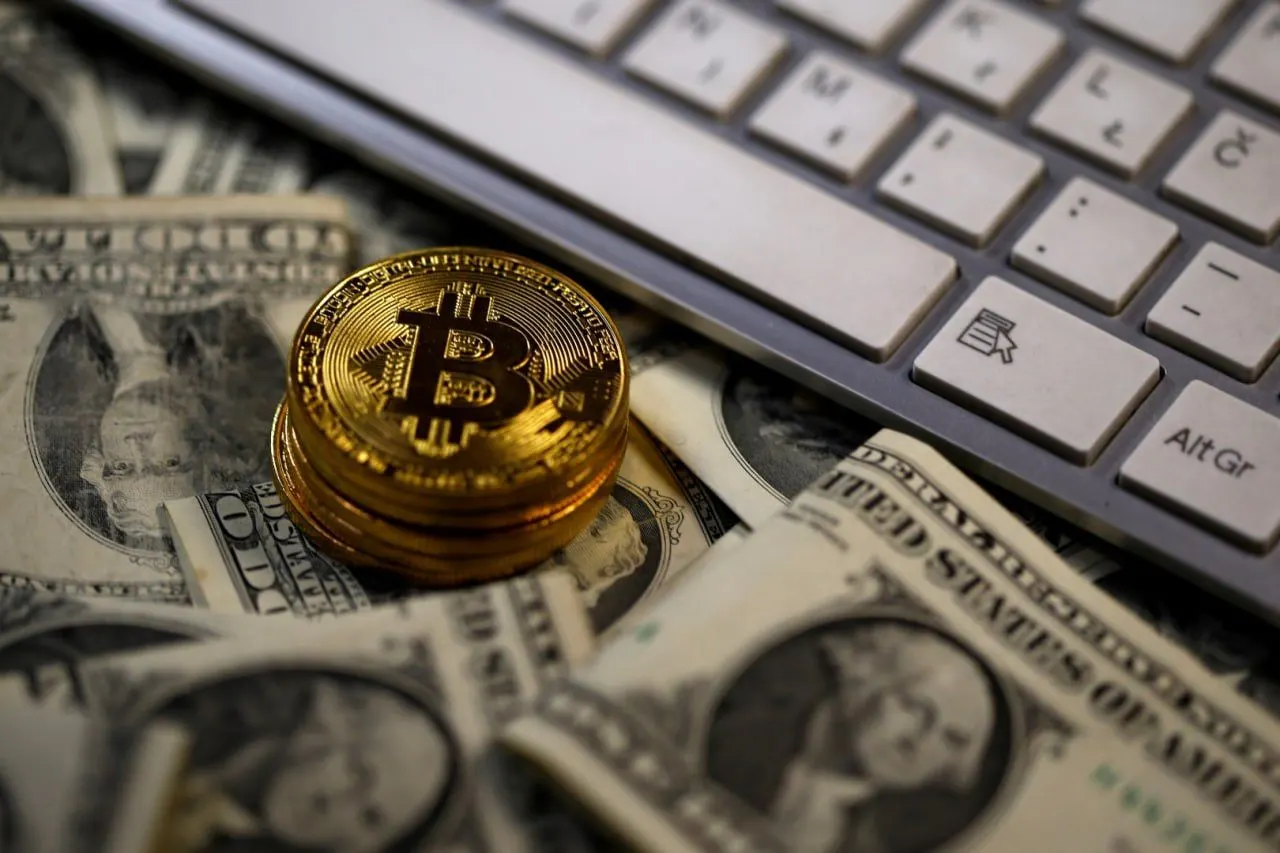 Из материалов дела и публикаций проекта «Первый отдел» следует, что Binance сотрудничала с российскими силовыми структурами, предоставляя данные по пользователям и историю транзакций, включая донаты на нужды ВСУ и полка «Азов». В деле фигурируют 15 переводов на 1680,69 USDT и шесть переводов на 742,26 USDT (62 000 рублей); дело передано на суд в Москве.