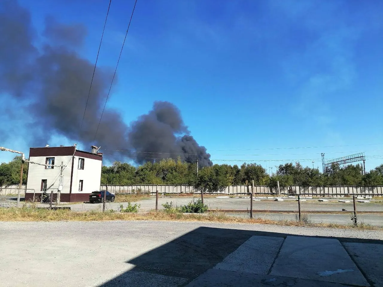 В регионе уже почти два часа сохраняется беспилотная тревога: жителей просят оставаться дома, сирены звучат по городам, а сообщения из соседней области указывают на обстрел беспилотниками и пожар на крупном промышленном объекте.