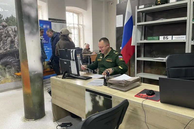 Пресс‑секретарь президента назвал слухи «информационными утками», зампред Совбеза — «враньём врага». По данным за первые шесть месяцев 2026 года контракты с Минобороны заключили около 200 тысяч человек. Постпред России при ООН Василий Небензя подчеркнул отсутствие планов массовой мобилизации. Западные СМИ продолжают публиковать материалы на эту тему, эксперты предупреждают о психологическом давлении на общество.