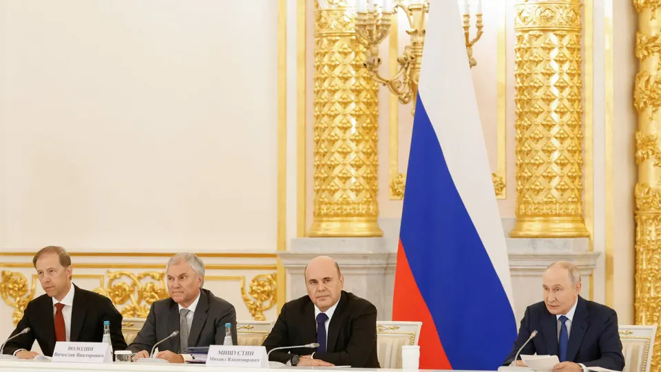 Путин на заседании Совета по стратегическому развитию заявил о необходимости заблаговременно готовиться к возвращению бойцов с фронта и расширении программ трудоустройства для участников боевых действий. Власти вводят квоты на найм ветеранов и сохраняют рабочие места за ветеранами.