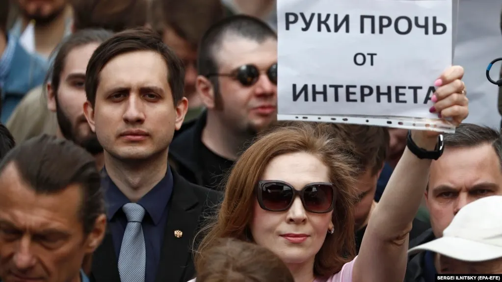 Роскомнадзор провёл масштабную блокировку VPN-сервисов в России, затронув IP‑адреса более 20 популярных хостингов. Пользователи столкнулись с техническими трудностями, а эксперты связывают меры с усилением контроля перед выборами и ограничениями обхода блокировок.