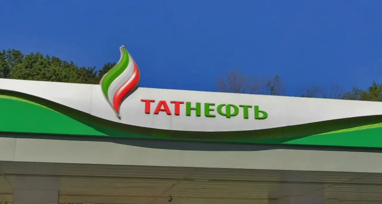 В регионе Кузбасса зафиксированы задержки выплат по заработной плате на заправках сети по франшизе, а на отдельных станциях наблюдается дефицит топлива, что осложняет жизнь водителям и сотрудникам.