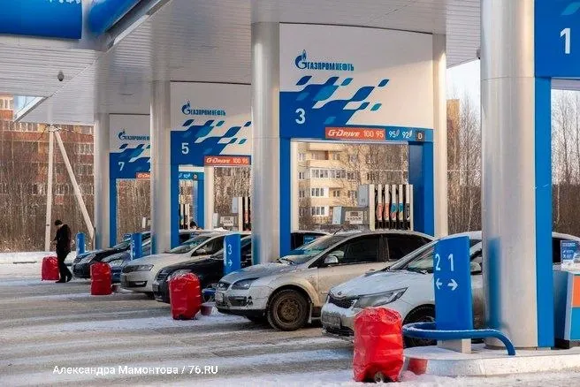 «Газпромнефть» сняла лимиты на заправках в Санкт-Петербурге и Ленинградской области. Покупатели смогут заправлять любое требуемое количество топлива и оплачивать его после заправки. Аналогичные меры приняты в Москве, Московской области и ещё в девяти регионах страны.