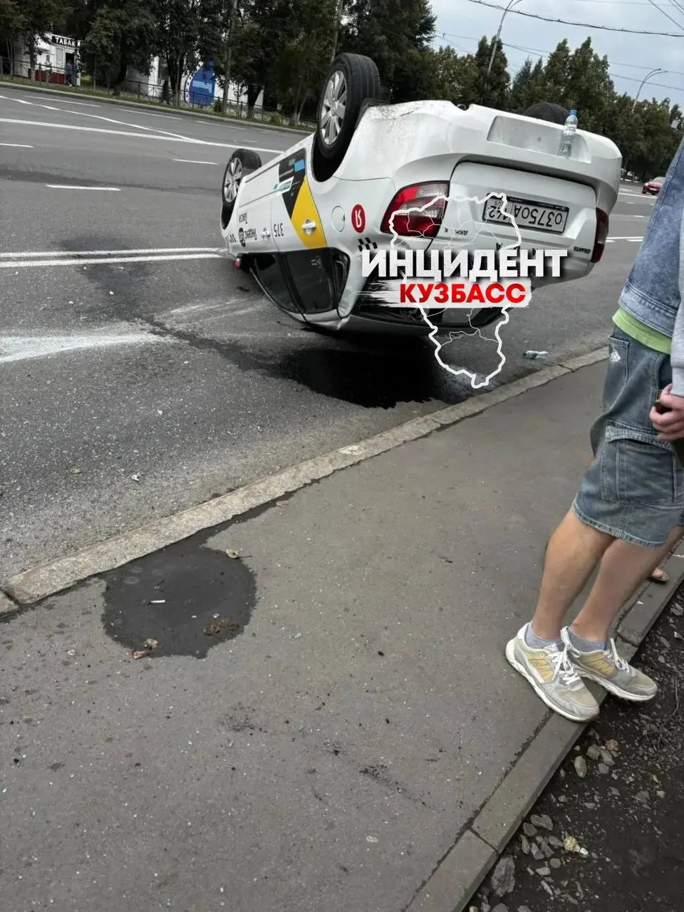 Водитель перевернувшегося такси, обслуживаемого Энергосбытом, в Кемерове отказался от госпитализации; пострадавших, кроме него, не выявлено.