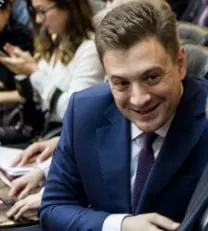 Коммунист Георгий Камнев обратился к главе Минпромторга Антону Алиханову с просьбой снизить стоимость автомобилей «АвтоВАЗа» на внутреннем рынке, приводя пример более дешевых цен за границей, в Белоруссии и других странах.