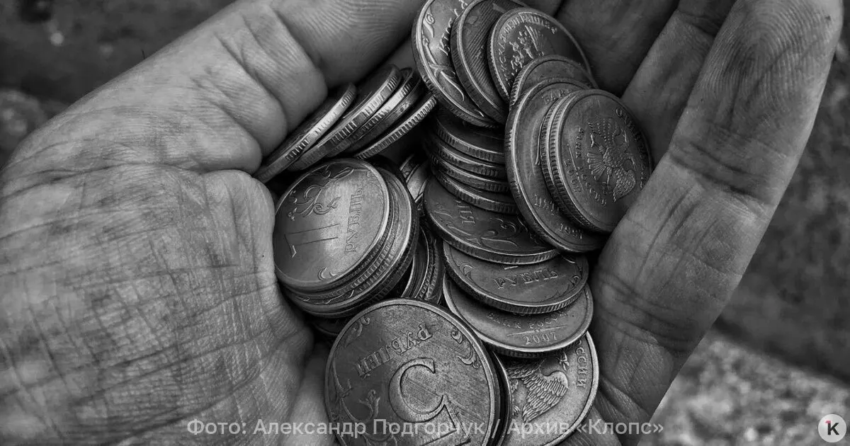 По данным Социального фонда России, на 5 августа опубликованы цифры: средняя пенсия по старости на 1 июля 2026 года — 27 224 рубля. Работающие пенсионеры в среднем получают 24 929 рублей, неработающие — 27 850 рублей. В 2025 году средняя пенсия составила 25 098 рублей.