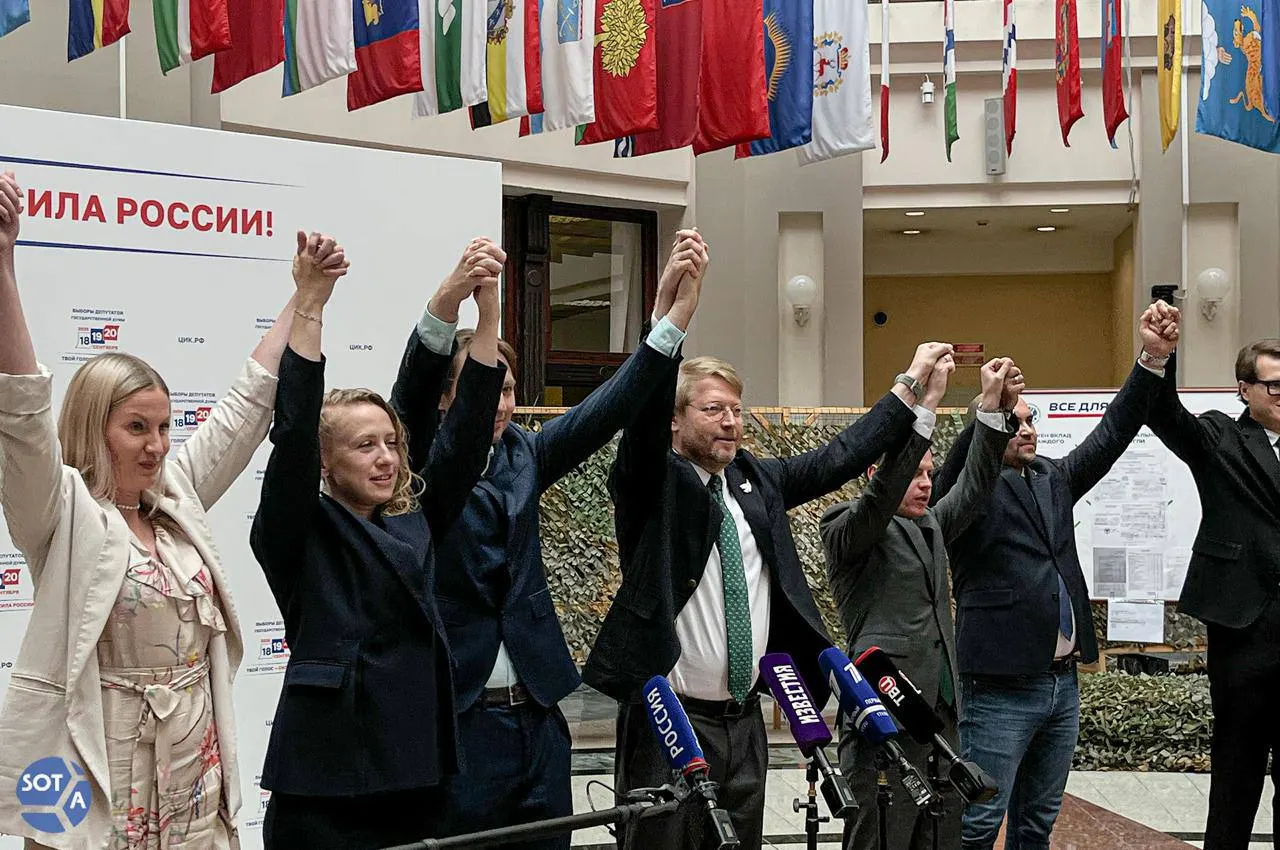 Перед парламентскими выборами, запланированными на сентябрь, оппозиционные политики и общественные деятели, проживающие за границей, запустили кампанию в поддержку партии «Яблоко». Участники кампании — Владимир Кара-Мурза, Максим Резник, Андрей Пивоваров, писатель Дмитрий Быков и другие представители эмиграции. Организаторы подчёркивают, что партия и её кандидаты не связаны с инициативой, и призывают россиян прийти 20 сентября в 12:00 на участки по всей стране и проголосовать за «Яблоко».