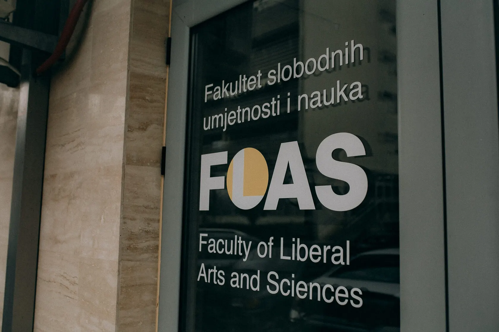 Министерство юстиции включило независимое образовательное учреждение FLAS в перечень нежелательных организаций. В реестр попала также норвежская Pikene på Broen. Руководство факультета обещает продолжать обучение за пределами России и работает над протоколом безопасности, чтобы адаптироваться к новым условиям.