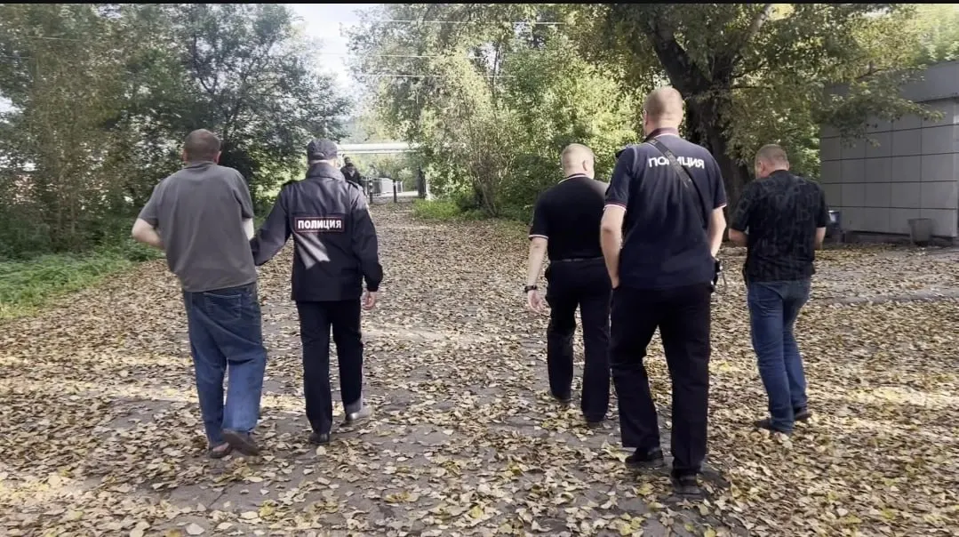 У мальчика сломался самокат; мужчина предложил помощь починить его и затем увёл ребёнка с площадки, убедив покататься на автобусе и попробовать мороженое. Детсадовца нашли утром в квартире ранее судимого Андрея Лазарева; он был в трусах и очень пьян. Родители пропавшего рассказали подробности вечером и ночью в квартире подозреваемого.