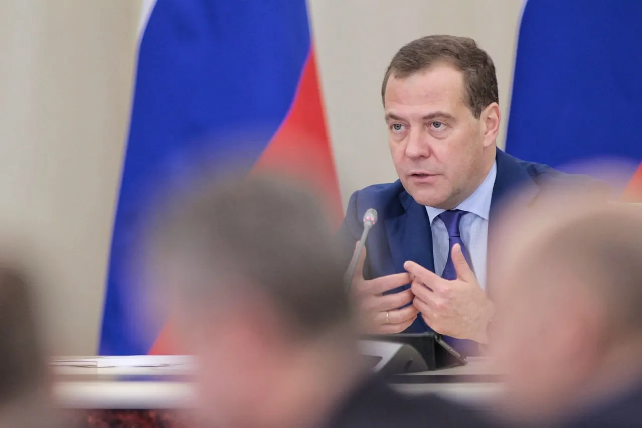 Дмитрий Медведев заявил, что после начала СВО идеологическая борьба с Западом сохранится и будет развиваться на российских условиях; проблемы воспитания остаются как у сторон, так и внутри страны.
