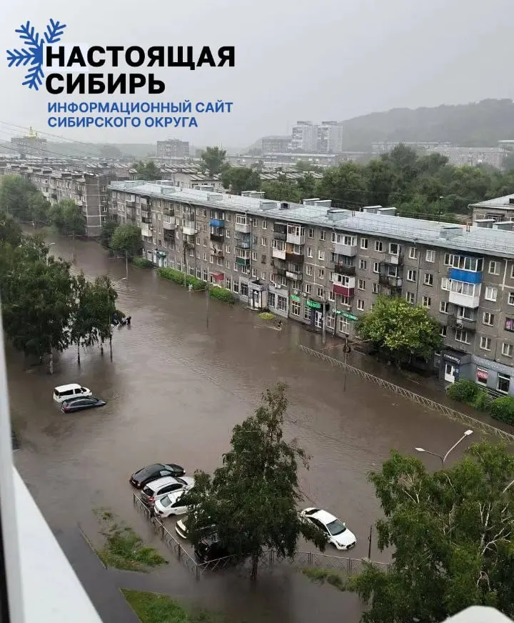 В Орджоникидзевском районе Новокузнецка сильные дожди затопили около 200 приусадебных участков и 35 жилых домов; часть жителей эвакуировали, спасатели и коммунальщики откачивают воду и прочищают ливнёвки.