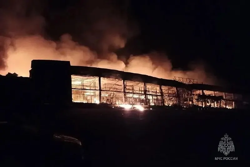 ПВО сбила более 200 дронов; на кадрах видны разрушение дома и выгоревший торговый центр по территории России.