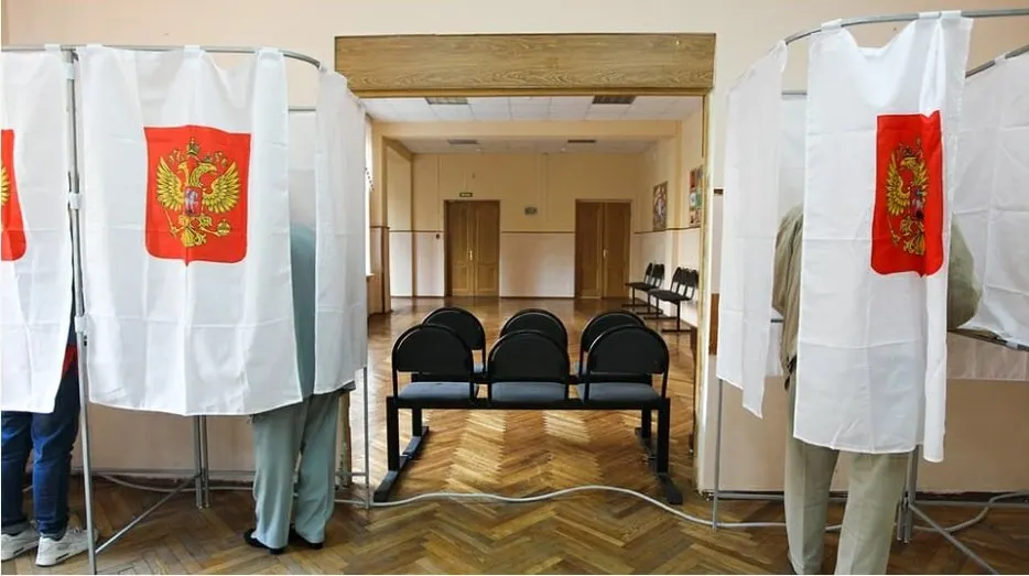 Общественная палата РФ и правительственная ассоциация НОМ выпустили руководство для партийных наблюдателей. В документе предлагают фиксировать нарушения и поддерживать решения участковых комиссий; восемь партий подписали соглашение, КПРФ и «Справедливая Россия» отказались.