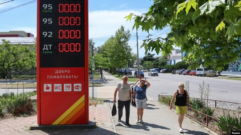 В Геленджике и близлежащих населённых пунктах полностью исчез бензин. Местная администрация 21 августа опубликовала список работающих заправок: бензин АИ-92 и АИ-95 был доступен лишь на одной станции в Архипо-Осиповке, остальные заправки продавали только дизель. Очереди растягиваются на часы и люди надеются на поставки топлива.