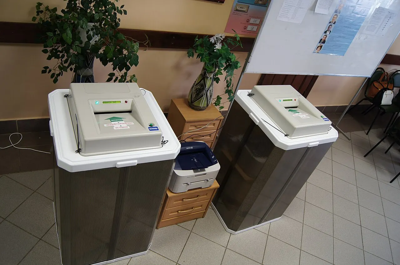 Из‑за санкций на предстоящих выборах в Екатеринбурге не будут применяться комплексы обработки бюллетеней (КОИБ). По словам Эллы Памфиловой, КОИБ-2010 выведены из эксплуатации после полтора срока службы, а КОИБы‑2017 тоже уйдут на сохранение, поскольку их ремонт затруднён.