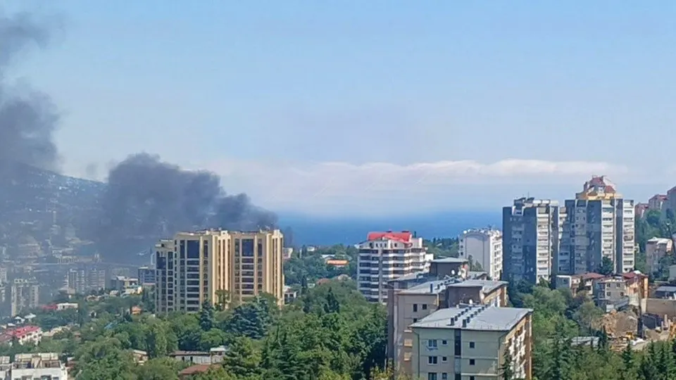 7 августа побережье Ялты пострадало от ударов беспилотников морского и воздушного типов: пожар в здании у ресторана Hungry Bird, эвакуация жителей и ограничение доступа к набережной. О пострадавших сведений пока нет, проводится разминирование подозрительного объекта.