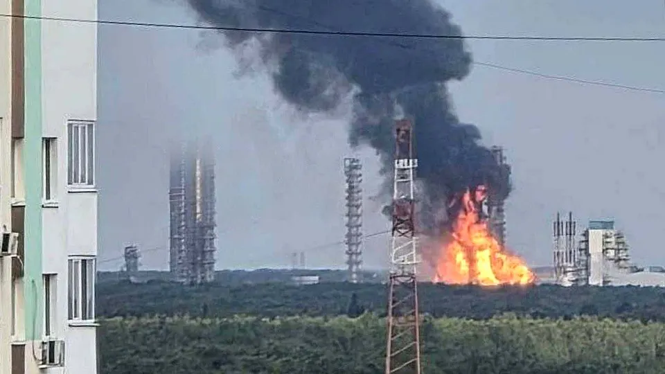 Завод «Запсибнефтехим» в Тюменской области временно прекратил работу после атаки беспилотников. Остановка затрагивает выпуск полимеров и сжиженных углеводородных газов, идут разборы последствий и возможные инженерные проблемы в регионе.