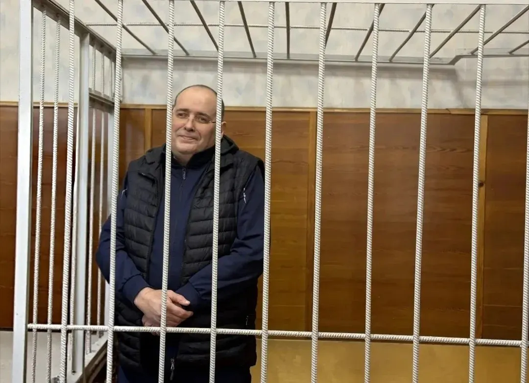 Суд вынес решение по делу бывшего заместителя министра ЖКХ: ему назначены 9 лет колонии строгого режима и штраф 8 820 000 рублей. Совокупный срок по делу — 14 лет, общий штраф — почти 17 миллионов. Общая сумма взяток, переданных министерству, превысила 4,41 млн рублей; из них сам обвиняемый получил не менее 2,7 млн.