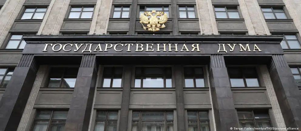 Депутаты и активисты партии «Яблоко» сталкиваются с административными ограничениями, судебными решениями и угрозами по регионам, что влияет на региональные кампании и участие в выборах.