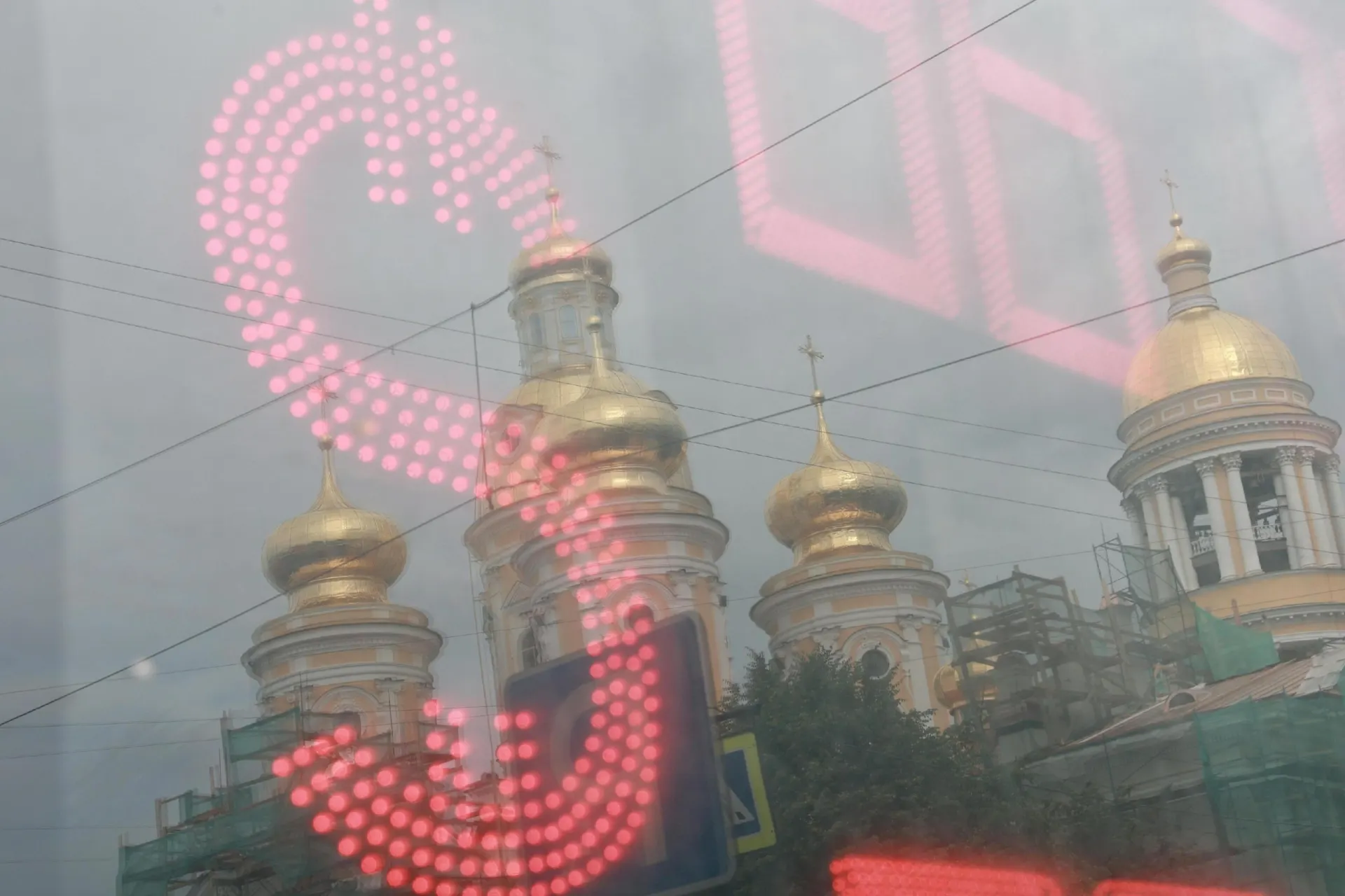 В материале рассказывается о резком росте курса доллара и дефиците валюты в России за лето; эксперты анализируют возможные сценарии развития.