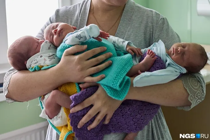 За восемь лет в регионе существенно снизилась сеть роддомов, что усложняет доступ к акушерской помощи для будущих мам. Теперь многие женщины вынуждены планировать поездки за десятки километров от дома ради сохранения беременности и родов.