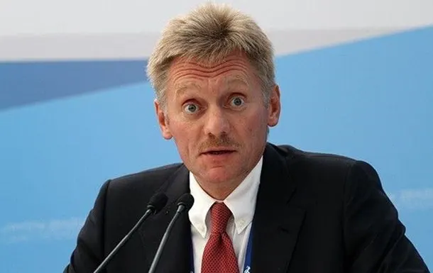 Пресс-секретарь президента Дмитрий Песков заявил, что в РФ не принято ограничивать журналистов и что Москва не вмешивается во взаимоотношения США с их СМИ, в отличие от практик Белого дома.