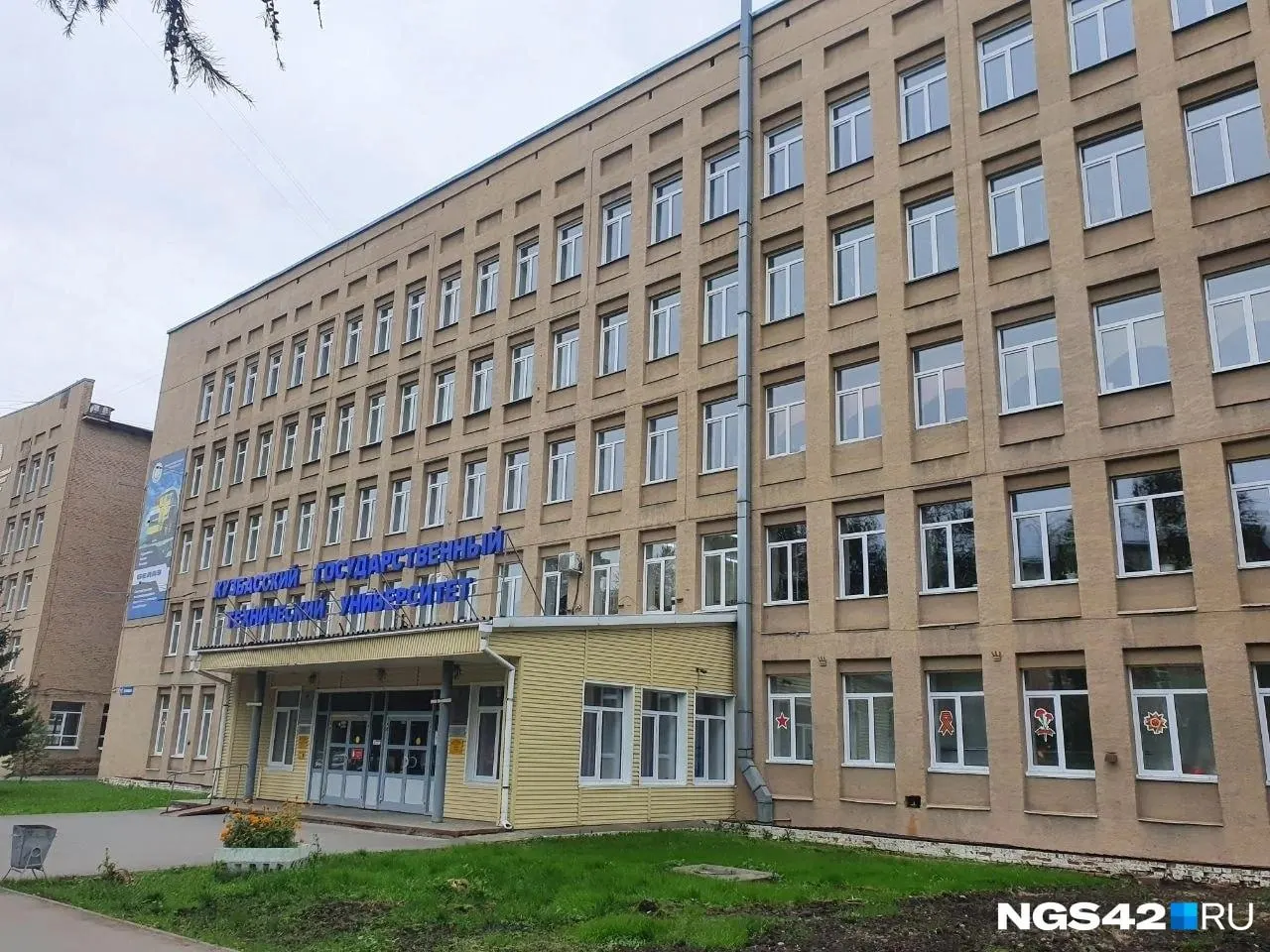 По данным регионального портала, в образовательных учреждениях области проходят массовые эвакуации: выводят студентов, преподавателей и посетителей после поступивших сообщений о минировании. Заявления о заложенных бомбах направлены в экстренные службы.