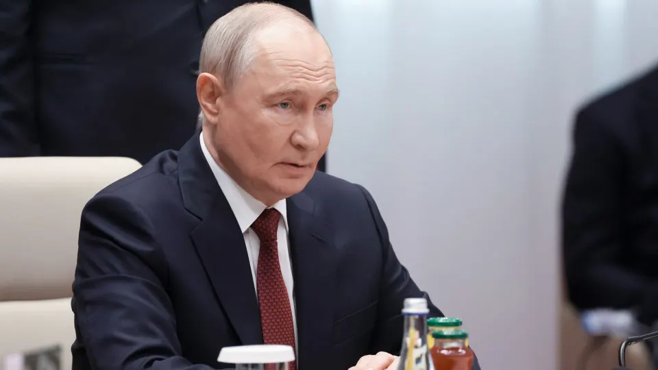 Президент РФ опроверг слухи о мобилизации, сообщил о восстановлении 90% поврежденных нефтеперерабатывающих мощностей после ударов и предупредил Киев о последствиях атак на аэродромы.